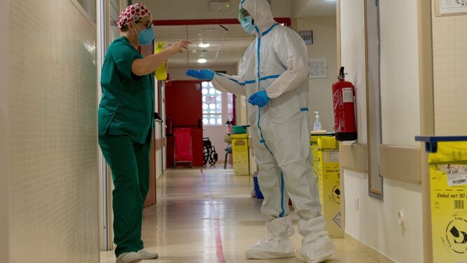 Una enfermera entrega medicación para un paciente covid del Reina Sofía.