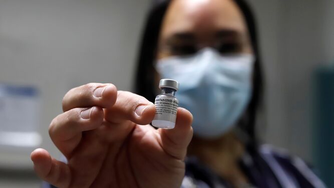 Una sanitaria muestra la vacuna de Pfizer y BioNTech.