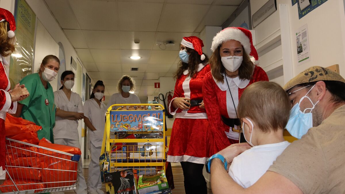 Mamá Noel y sus ayudantes entregan regalos a los niños hospitalizados.