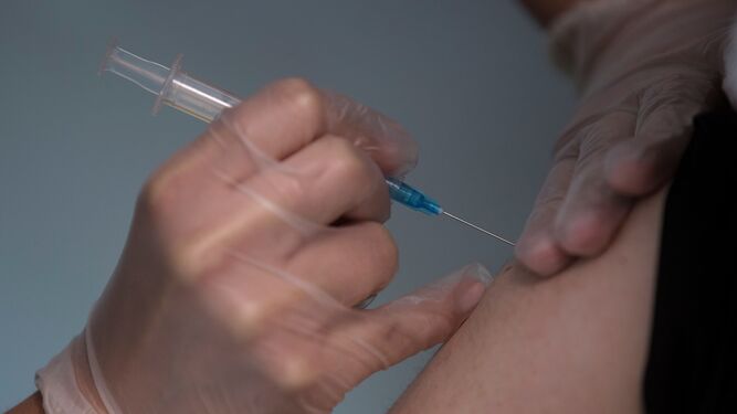 Una persona recibe la vacuna contra el covid.