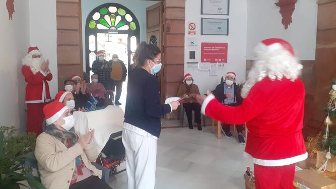 Papá Noel reparte regalos en la residencia Jesús Nazareno de Montoro.