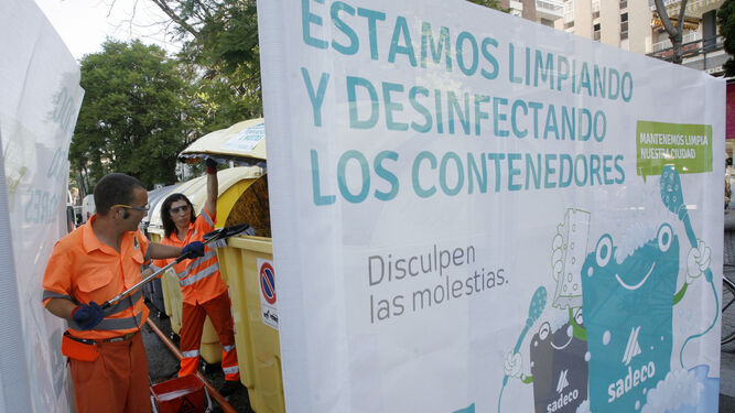 Trabajadores de Sadeco limpian contenedores en Córdoba.