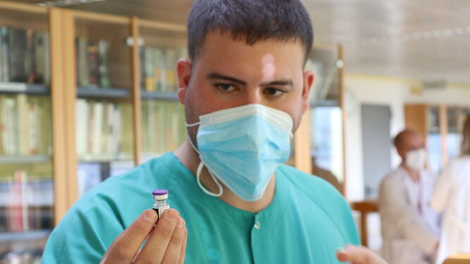 Las vacunaciones contra el covid-19 en el Hospital Reina Sof&iacute;a, en fotos