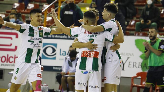 Los jugadores del Córdoba Futsal se abrazan tras uno de sus goles a O Parrulo.