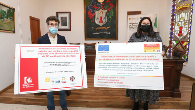 Amo y Castillo mostrando los carteles de las dos actuaciones que se van a realizar en Almedinilla.