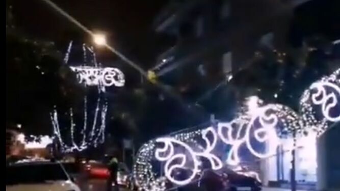 Caída del arco navideño en la calle Damasco.