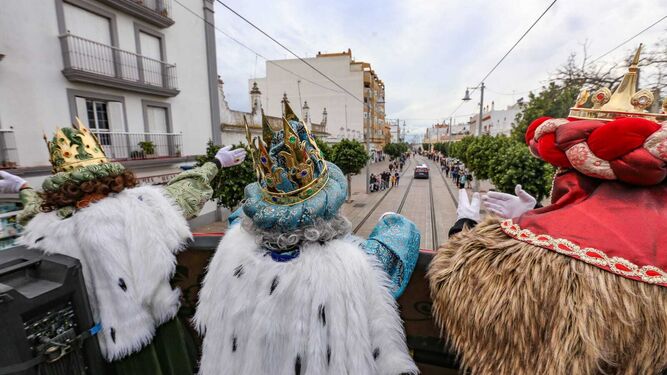Los Reyes Magos, a bordo del autobús de la ilusión que el año pasado recorrió las calles y en el que este año volverán a montarse antes de la cabalgata.