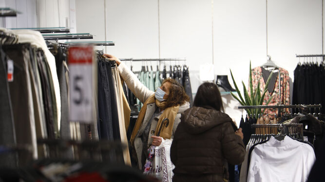 Una mujer busca ropa en una tienda de Córdoba.