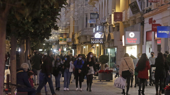 Personas caminan por la calle Cruz Conde.