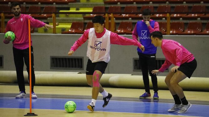 Shimizu encara a Pedro en un entrenamiento del Córdoba Futsal en Vista Alegre.