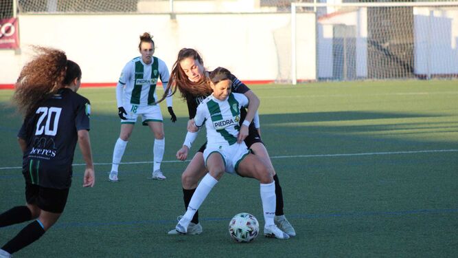 María Avilés controla ante la presión de una rival.