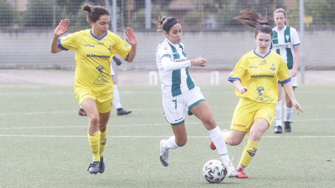 María Avilés sortea a dos jugadoras de La Solana.