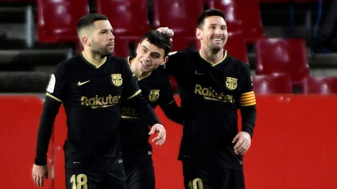 Messi celebra junto a Pedri y Jordi Alba uno de sus dos goles al Granada.