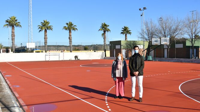 Esperanza Caro y José María Parra, en las instalaciones deportivas de Palma del Río.
