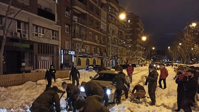 Efectivos del Ejército se afanan para retirar la nieve de una vía urbana.