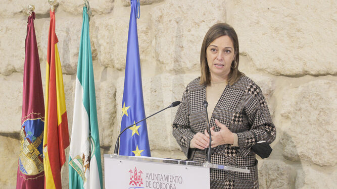 Isabel Ambrosio durante una rueda de prensa en el Ayuntamiento de Córdoba.