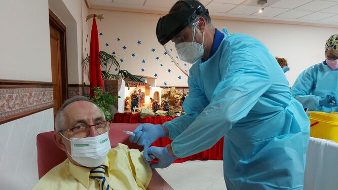 Manuel Prieto fue la primera persona que recibió la vacuna contra el coronavirus en Córdoba.