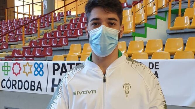 Lucas Perin posa con la camiseta del Córdoba Futsal en Vista Alegre.