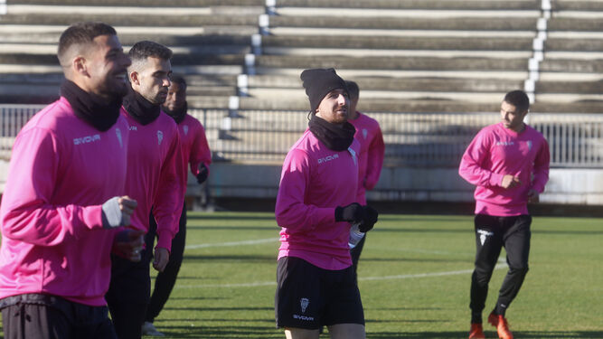 Javi Flores corre junto a Xavi Molina y Alain Oyarzun, en una sesión en la Ciudad Deportiva.