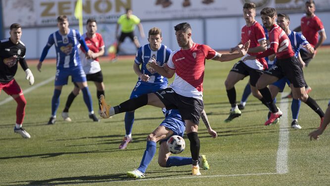 Willy Ledesma intenta rematar el balón en el área del Lorca Deportiva.