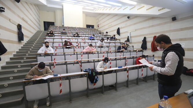 Alumnos de la UCO durante un examen en Rabanales.
