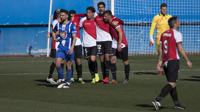 Los jugadores del Córdoba CF, con Becerra al fondo, celebran la victoria sobre el Lorca Deportiva.