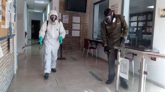 Labores de desinfección en un centro educativo de Santaella.