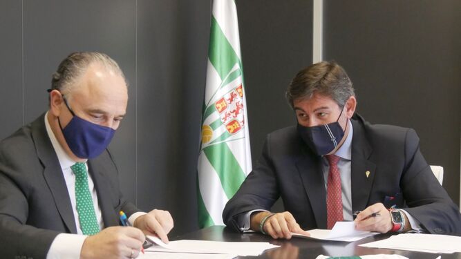 Juan Ignacio Zafra y Javier González Calvo, en el momento de la firma del acuerdo.