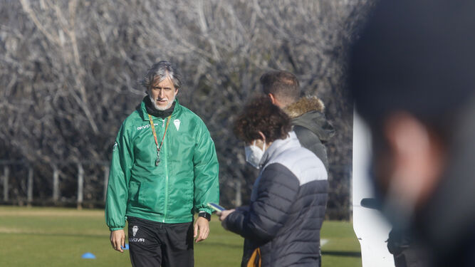 Pablo Alfaro camina por la banda de la Ciudad Deportiva durante una sesión de trabajo.