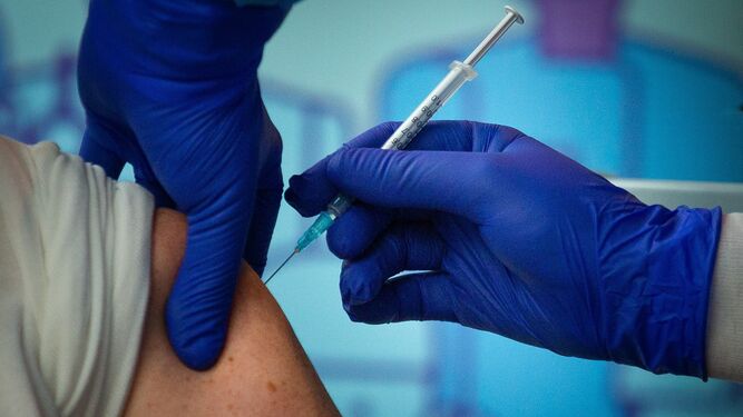 Inyección de la vacuna contra el coronavirus.