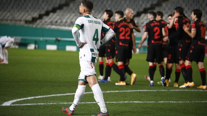 Xavi Molina se lamenta mientras los jugadores de la Real Sociedad celebran el primer gol de Willian José.