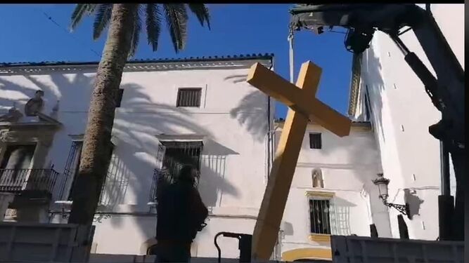 Un momento de la retirada de la Cruz de los Caídos en Aguilar de la Frontera.