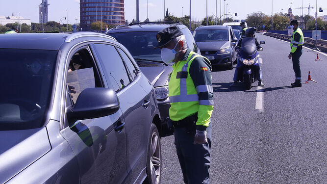 Control de la Guardia Civil en la salida de Sevilla a Huelva A-49.