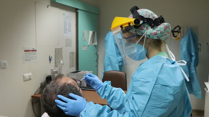 Un profesional sanitario toma una muestra para un test del covid.