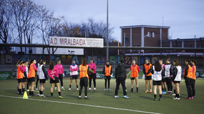 Las jugadoras del Córdoba Femenino reciben órdenes en un entrenamiento en Miralbaida.