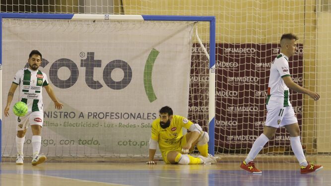 Jesulito, Prieto y Koseky, abatidos tras uno de los goles recibidos ante el Betis Futsal.