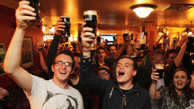 Clientes beben en un pub inglés