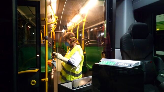 Una trabajadora de Aucorsa refuerza las labores de limpieza en un autobús.