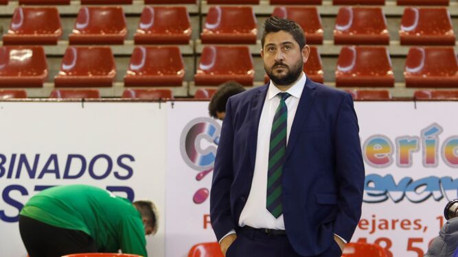 Josan González, pensativo, antes del último partido del Córdoba Futsal en Vista Alegre.