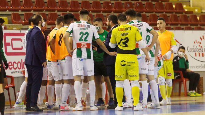 Los jugadores del Córdoba Futsal atienden a Josan González en un tiempo muerto.