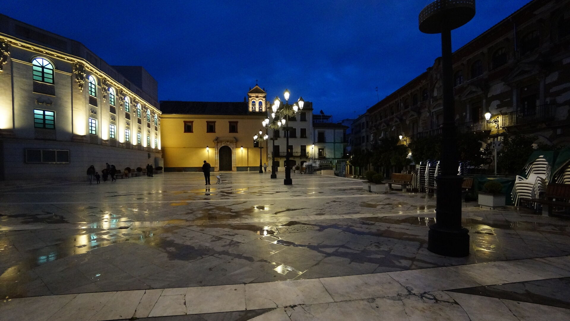 La plaza de la Rosa, vac&iacute;a.