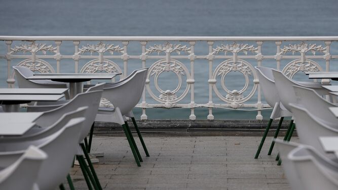 Vista de la terraza de un bar vacío este martes en San Sebastián.