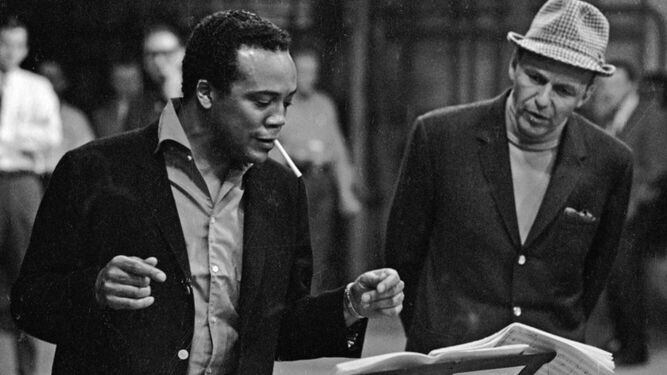 Quincy Jones y Frank Sinatra durante una grabación en los años 60.