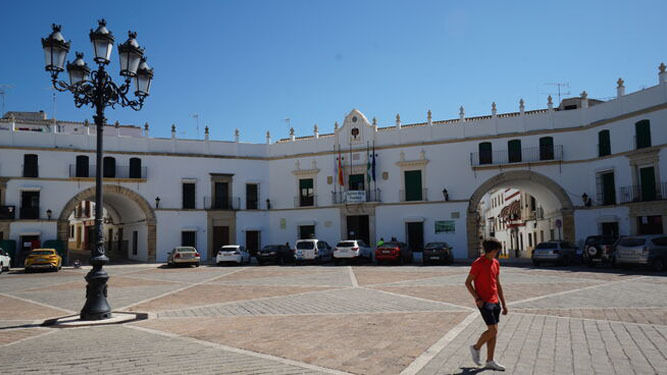 Ayuntamiento de Aguilar de la Frontera, al fondo.
