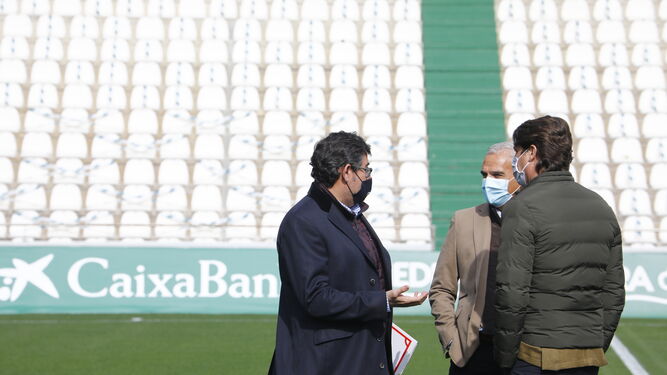 Javier González Calvo dialoga con Miguel Valenzuela y Adrián Fernández-Romero.
