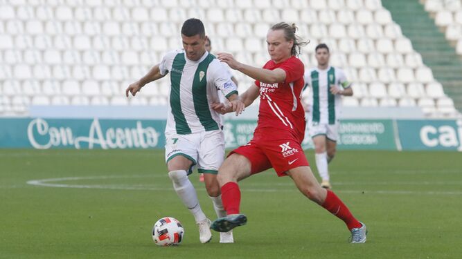 Willy protege el balón ante la presión de Johansson, del Sevilla Atlético, en el duelo de la primera vuelta.