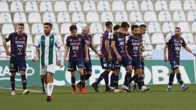 Los jugadores del Yeclano celebran uno de sus goles al Córdoba CF en El Arcángel.