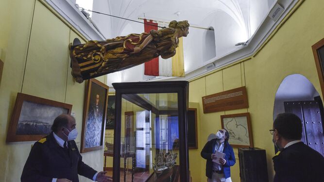 Algunas piezas del museo, con el mascarón de proa del ‘Giralda’ dominando la estancia.