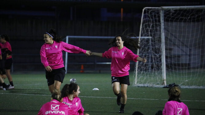 Celia Ruano, último fichaje blanquiverde, junto a Lorena, jugadora del filial, durante un entrenamiento.