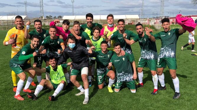 Los jugadores del Córdoba B celebran su triunfo en la Ciudad Deportiva sevillista.